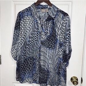 Chico’s Blue White Abstract Print Button down Shirt Roll Tab Sleeve Size Medium